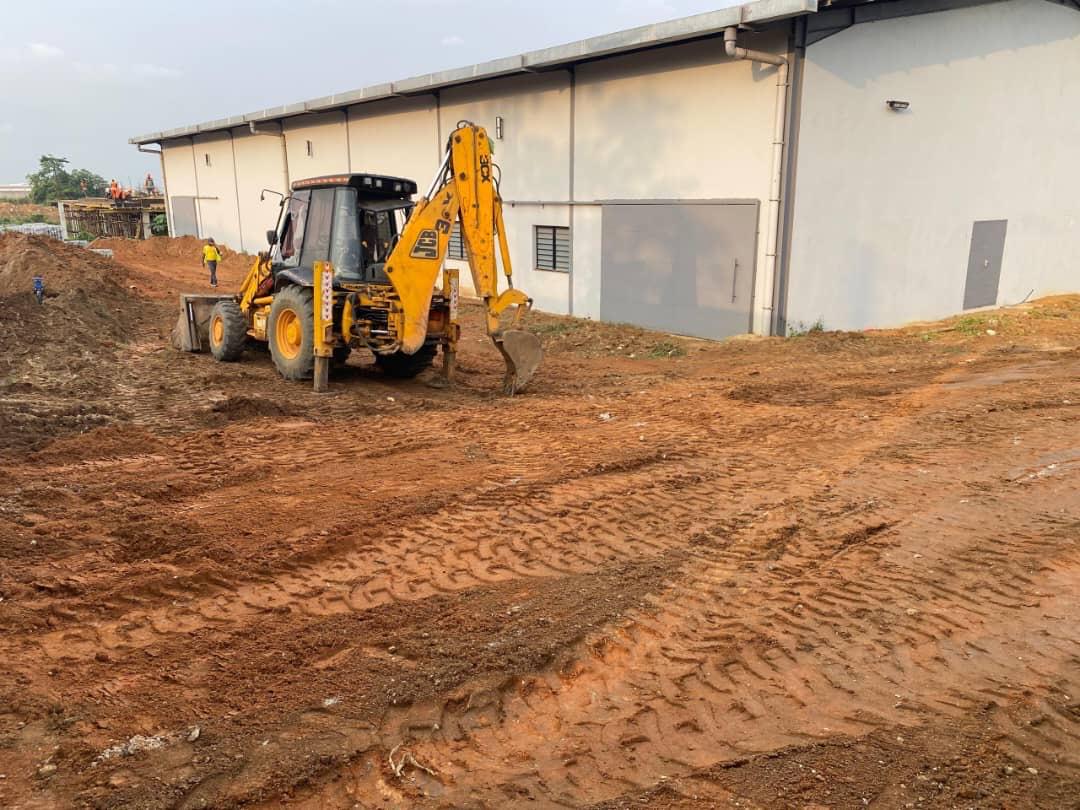 Un voyageur solitaire regardant le volcan Mount Bromo en Indon&eacute;sie.